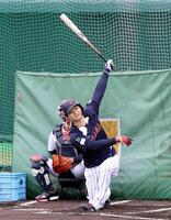 　体勢を崩しながら柵越えをした森下（撮影・佐々木彰尚）