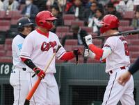 　ＢＣ茨城・竹内龍臣から右前打を放ち、グータッチを交わす前広島・松山竜平（撮影・市尻達拡）