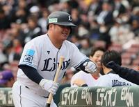 　前日本ハム・石川直也と対戦し、左越えソロを放ち、タッチを交わす前西武・渡部健人（撮影・市尻達拡）