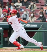 　前巨人・高橋礼から中前打を放つ前広島・松山竜平（撮影・市尻達拡）