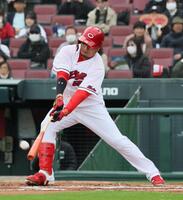 　ＢＣ茨城・竹内から右前打を放つ前広島・松山竜平（撮影・市尻達拡）