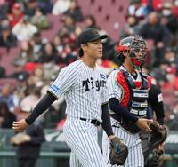 トライアウト登板を終え、ベンチに戻る前阪神・森木大智（撮影・市尻達拡）