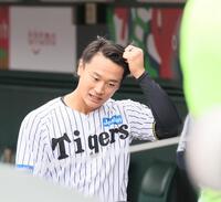 　トライアウト登板を終え、ベンチを後にする前阪神・森木大智（撮影・市尻達拡）