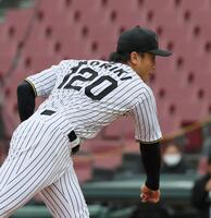 　トライアウトに参加し、力投する前阪神・森木大智（撮影・市尻達拡）