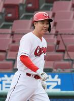 　前ＤｅＮＡ・今野瑠斗から中前打を放った前広島・山足達也（撮影・市尻達拡）