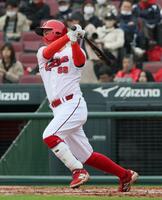 　前ＤｅＮＡ・今野瑠斗から中前打を放つ山足達也（撮影・市尻達拡）