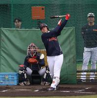 　快音を響かせた岡本和（撮影・佐々木彰尚）