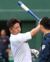 　ティー打撃で打ち込む牧（撮影・立川洋一郎）