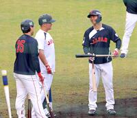 　フリー打撃の合間に（左から）岡本、牧と話す森下（撮影・立川洋一郎）