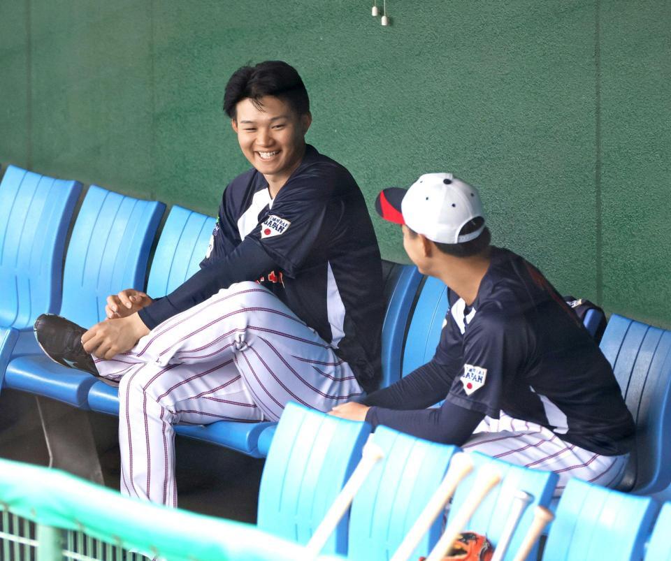 　西川（右）とベンチで談笑する森下（撮影・立川洋一郎）