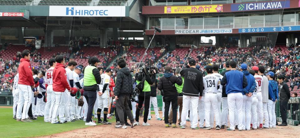 　トライアウト開始を前に、説明を聞く参加選手たち（撮影・市尻達拡）