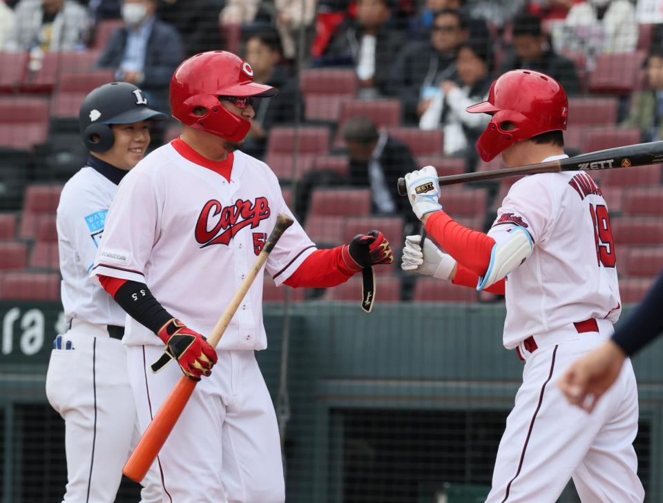 　ＢＣ茨城・竹内龍臣から右前打を放ち、グータッチを交わす前広島・松山竜平（撮影・市尻達拡）