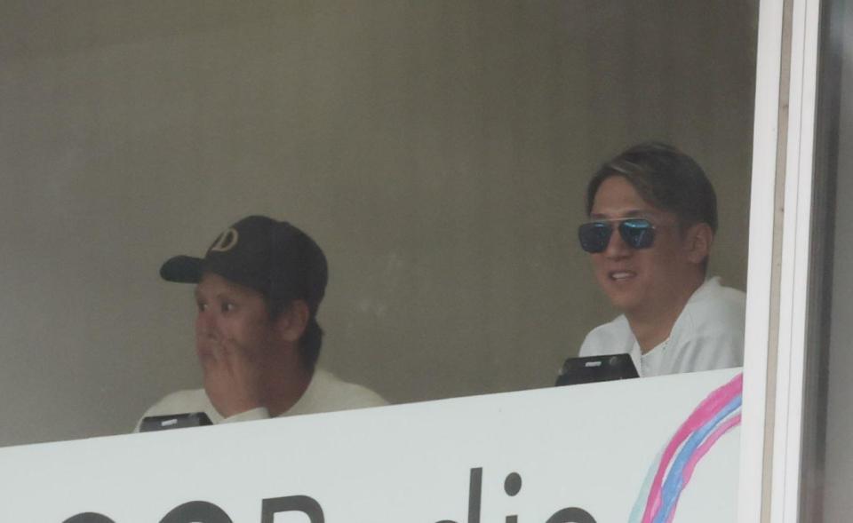 　元広島の曽根海成とトライアウトを観戦するオリックス・西川龍馬（撮影・市尻達拡）