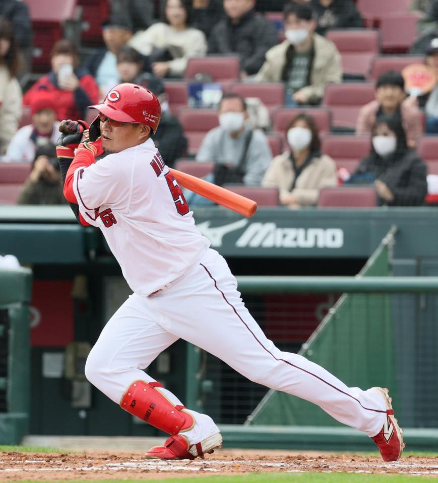 　前巨人・高橋礼から中前打を放つ前広島・松山竜平（撮影・市尻達拡）