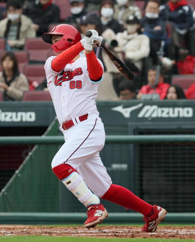 　前ＤｅＮＡ・今野瑠斗から中前打を放つ山足達也（撮影・市尻達拡）