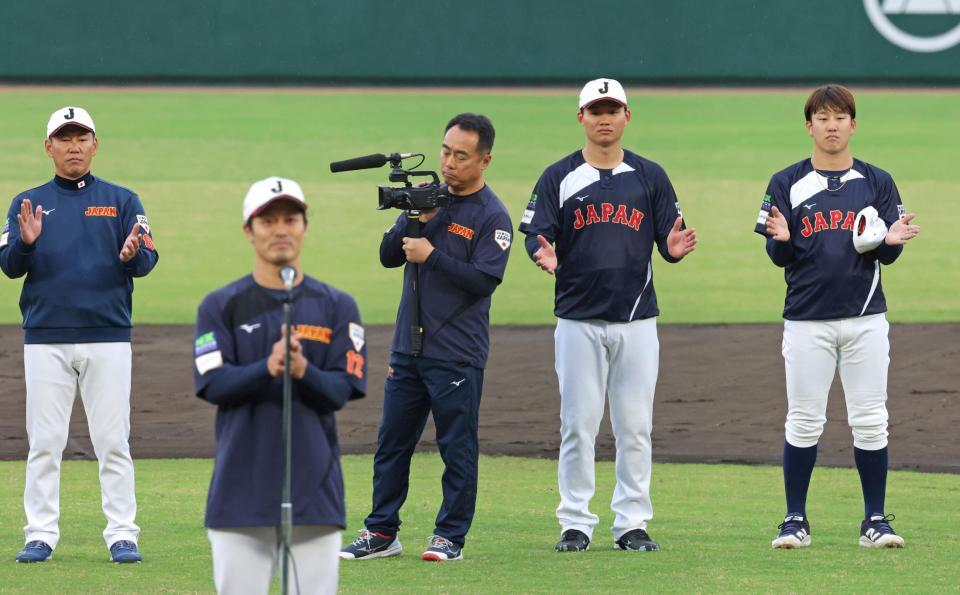 　宮崎合宿を打ち上げ手締めをする（右から）小園、森下。左は井端監督（撮影・立川洋一郎）