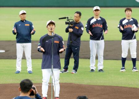 　宮崎合宿を打ち上げ、手締めを行う坂本。左奥は井端監督、右奥は森下と小園（撮影・立川洋一郎）