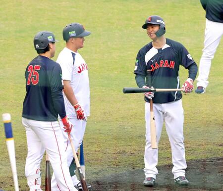 　フリー打撃の合間に（左から）岡本、牧と話す森下
