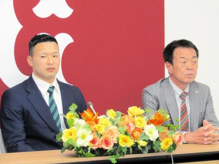 　仮契約を行ったドラフト６位・藤井健翔、右は水野編成本部長