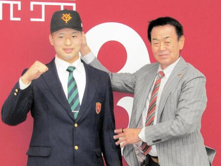 　仮契約を結んだドラフト６位・藤井、右は水野編成本部長