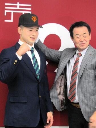 　仮契約を結んだドラフト６位・藤井、右は水野編成本部長