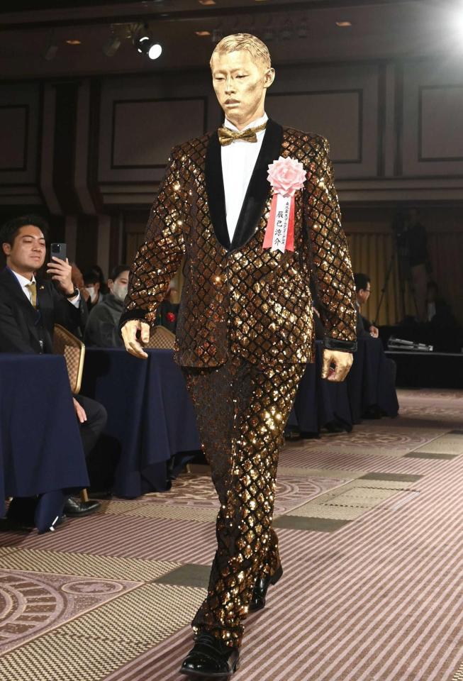 　昨年の授賞式に金一色で出席した辰己