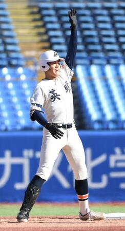 　８回、英明・冨岡琥希は左越えに走者一掃の３点適時二塁打を放ち、ガッツポーズを見せる（撮影・佐藤厚）