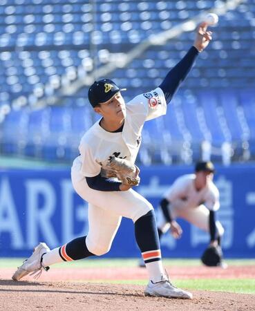 　帝京長岡打線を相手に力投する英明・冨岡琥希（撮影・佐藤厚）