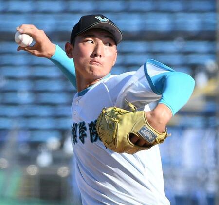 　６回、３番手で登板した山梨学院・菰田陽生（撮影・佐藤厚）