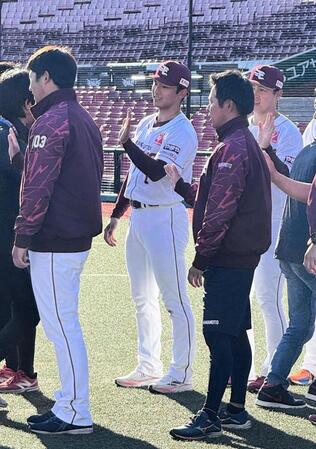 　手締め後に、球団職員をハイタッチで見送る宗山