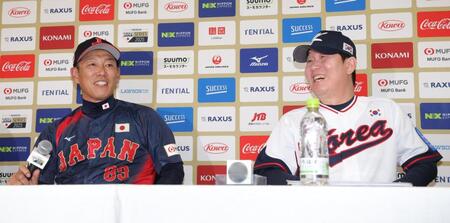 　韓国メディアからＷＢＣでの大谷翔平らドジャース選手の出場を質問され　笑い出す侍ジャパン・井端弘和監督（左）と韓国・柳志炫監督（撮影・西岡正）