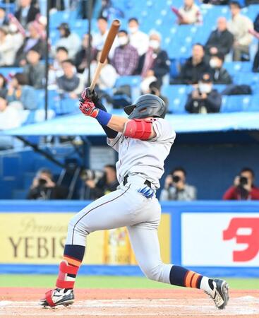 　６回、中前適時を放つ立命大・福井一颯（撮影・持木克友）