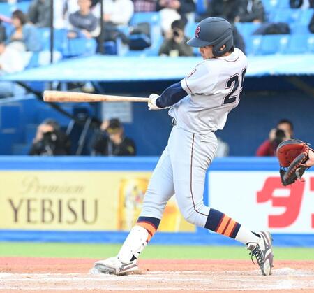 　６回、右越え適時二塁打を放つ立命大・築山隆翔（撮影・持木克友）