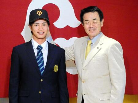 　仮契約を終えて会見した巨人ドラフト３位の山城（左）と水野編成本部長