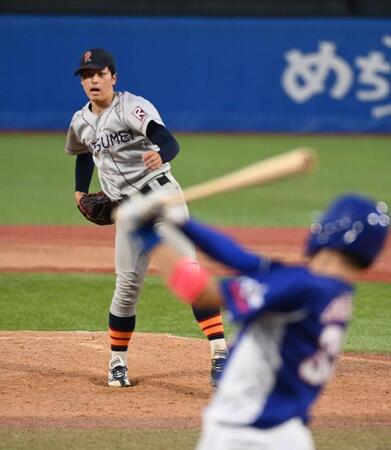　９回、東農大北海道オホーツク・千葉大輝を空振りの三振に仕留め１０者連続三振の神宮新記録を決める立命大・有馬伽久（撮影・持木克友）