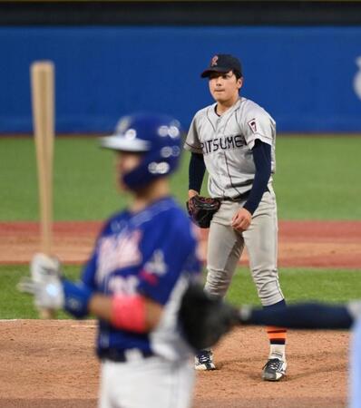 　９回、東農大北海道オホーツク・千葉大輝を空振りの三振に仕留め１０者連続三振の神宮新記録を決める立命大・有馬伽久（撮影・持木克友）