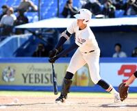 　６回、英明・冨岡琥希は二塁ゴロで三走を本塁に返す（撮影・佐藤厚）