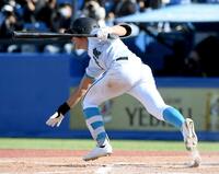 　８回、山梨学院・石井陽昇は中越えに走者一掃の逆転二塁打を放つ（撮影・佐藤厚）