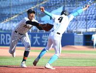 　５回、古川颯太郎を投ゴロに仕留め、三走・島田達矢（右）を三本間でタッチアウトにする帝京・仁禮パスカルジュニア（撮影・佐藤厚）