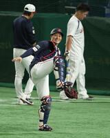 　笑顔で調整する坂本（撮影・金田祐二）