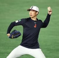 　調整する曽谷（撮影・金田祐二）