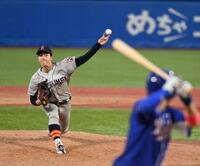 　９回、東農大北海道オホーツク・千葉大輝を空振りの三振に仕留め１０者連続三振の神宮新記録を決める立命大・有馬伽久（撮影・持木克友））