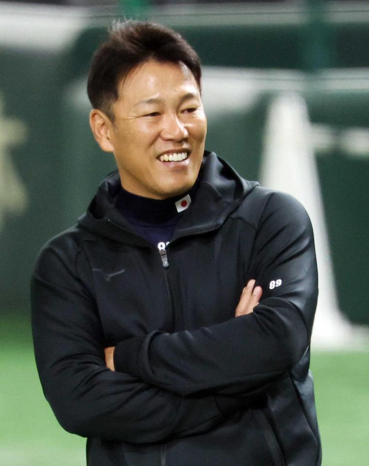 　笑顔で練習を見守る井端監督