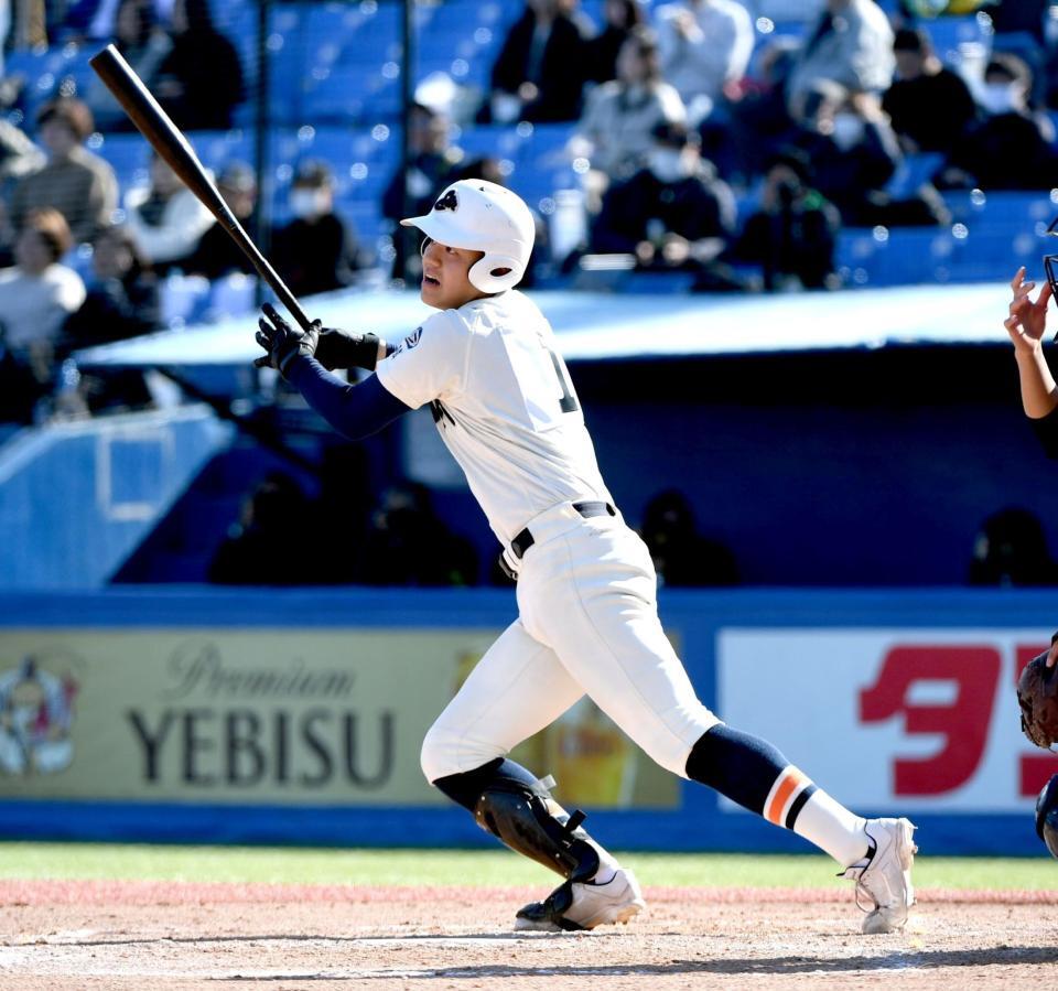 　８回、英明・冨岡琥希は左越えに走者一掃の３点適時二塁打を放つ（撮影・佐藤厚）