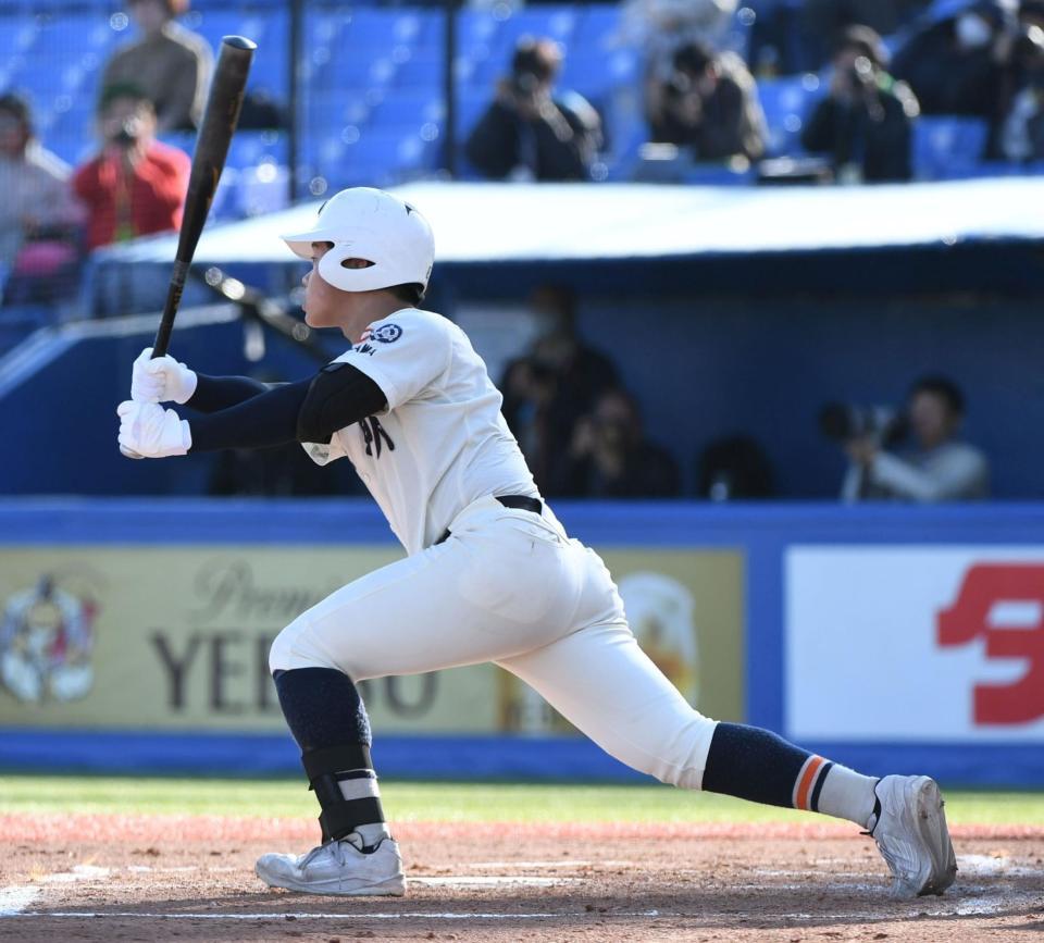 　３回、英明・松本一心は先制の中犠飛を放つ（撮影・佐藤厚）