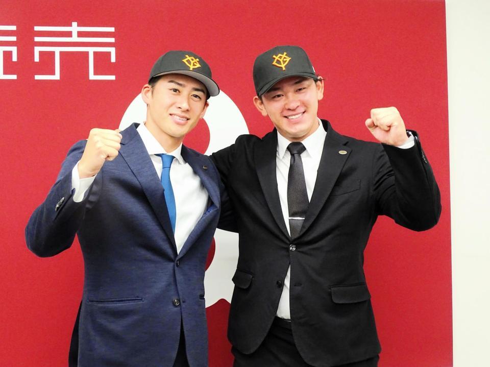 　巨人入りが決まり会見した北浦（右）と板東