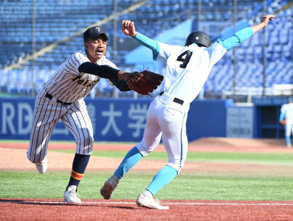 　５回、古川颯太郎を投ゴロに仕留め、三走・島田達矢（右）を三本間でタッチアウトにする帝京・仁禮パスカルジュニア（撮影・佐藤厚）