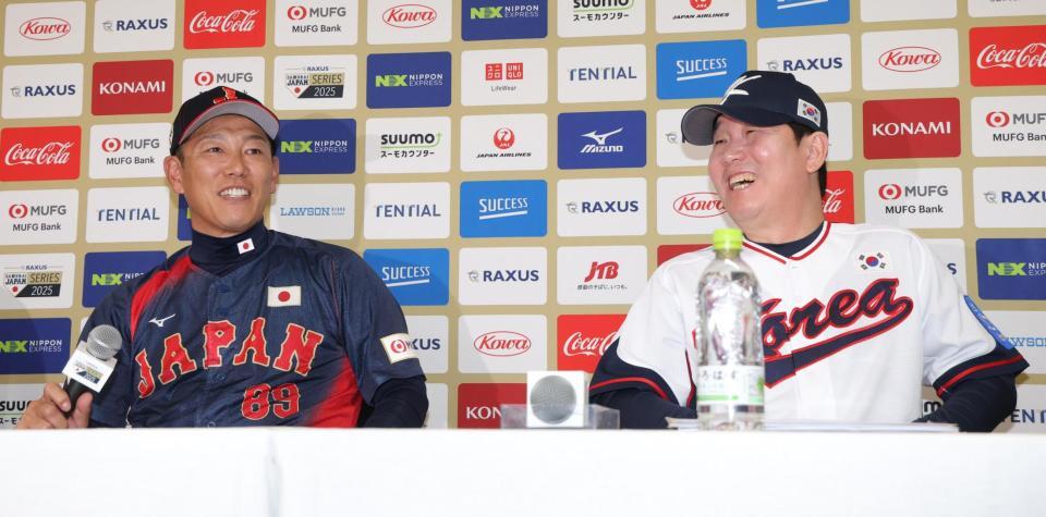 　韓国メディアからＷＢＣでの大谷翔平らドジャース選手の出場を質問され　笑い出す侍ジャパン・井端弘和監督（左）と韓国・柳志炫監督（撮影・西岡正）