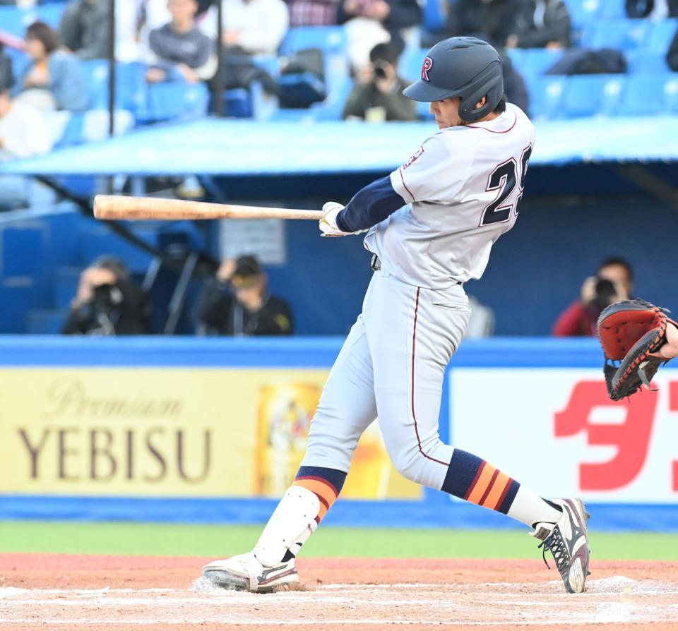 　６回、右越え適時二塁打を放つ立命大・築山隆翔（撮影・持木克友）