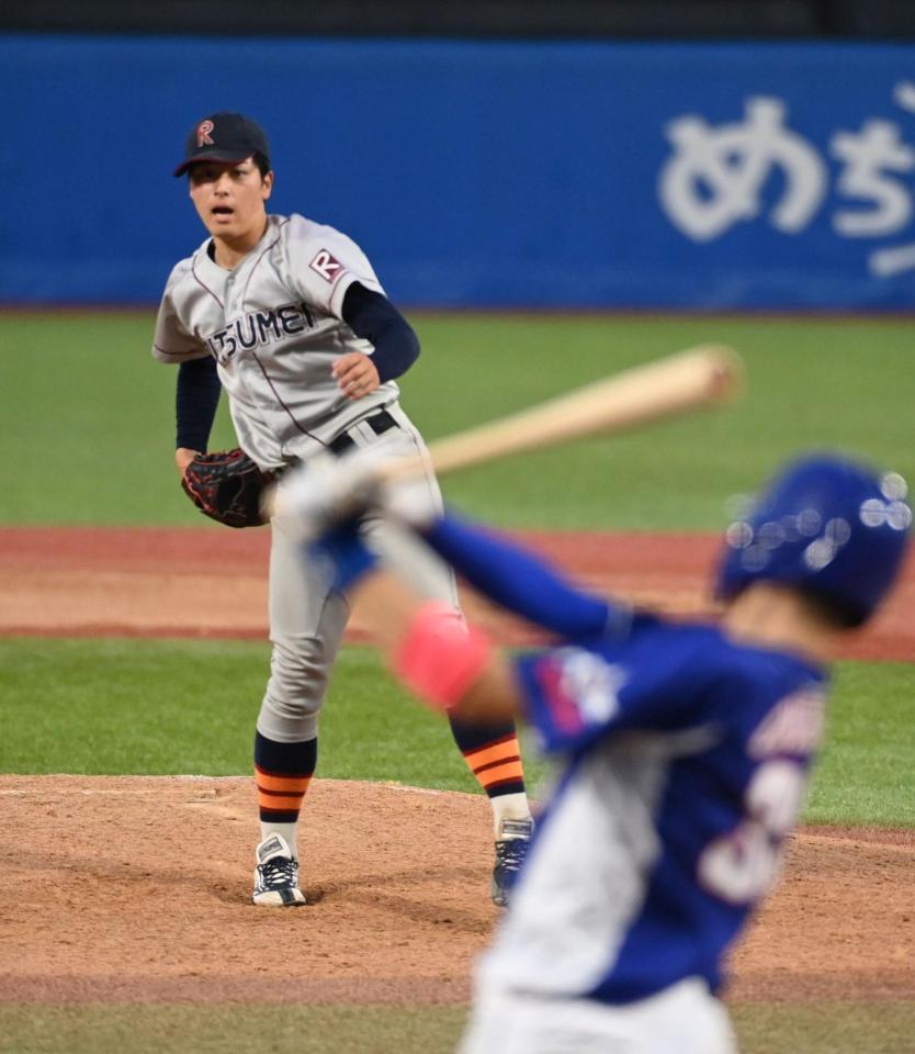 　９回、東農大北海道オホーツク・千葉大輝を空振りの三振に仕留め１０者連続三振の神宮新記録を決める立命大・有馬伽久（撮影・持木克友）